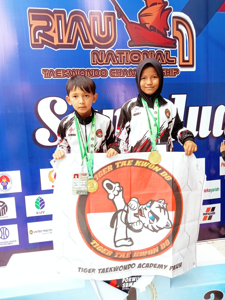 DUA SISWA TERBAIK MIN 3 SAROLANGUN SABET JUARA 1  TURNAMEN OPEN TEKWONDO NASIONAL